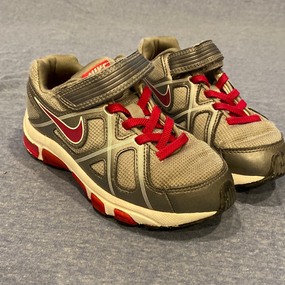 Girls Nike 11.5 tennis shoes in EUC